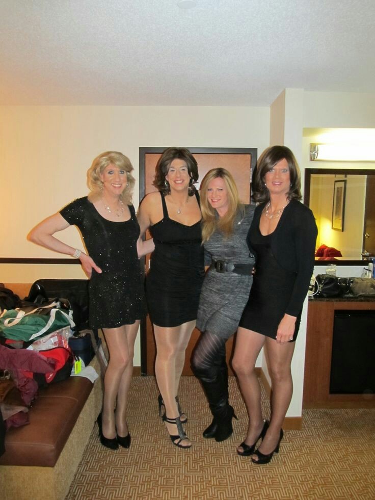 mymmmmasquerade:  heydinger:  Some cuties getting ready to hit the club scene. 