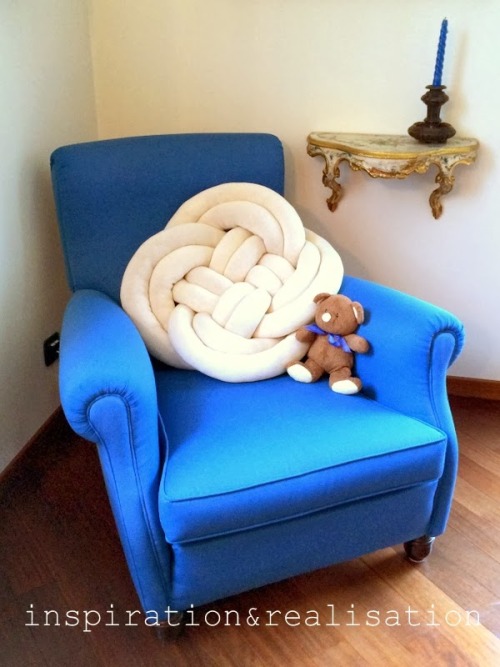 truebluemeandyou: DIY Celtic Knot Pillow Tutorial. Reblogging with more examples of knotted pillows 