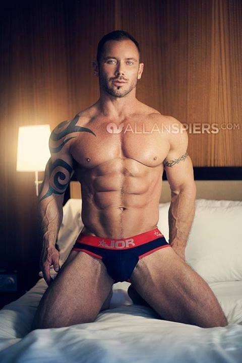 thick-sexy-muscle:  Scott Cullens 