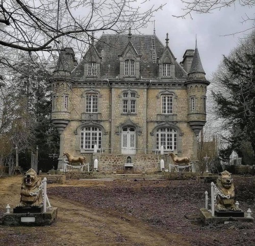 legendary-scholar:  Chateau Samsonova, France.