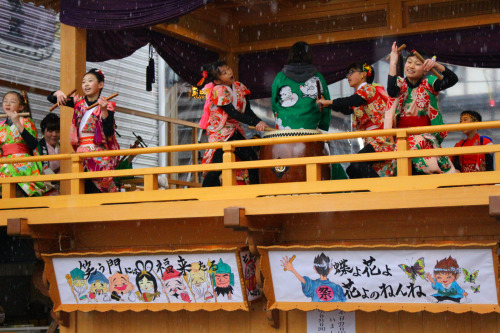 20200222（土）300年以上の歴史を持つ「春を呼ぶ奇祭」勝山左義長（かつやまさぎっちょ）が始まりました。町内に12基の櫓（やぐら）を据えて、赤い長襦袢姿の大人と子どもが独特のおどけた仕草で、三味