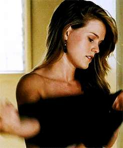gotcelebsnaked:  Alice Eve - nude in &lsquo;Crossing Over&rsquo; (2009)