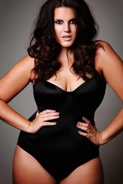 curvyisthenewblack:  Lucy Moore by Andrés de Lara