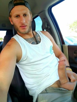 hotguysincars:  ears, thumbs, nose  =  big