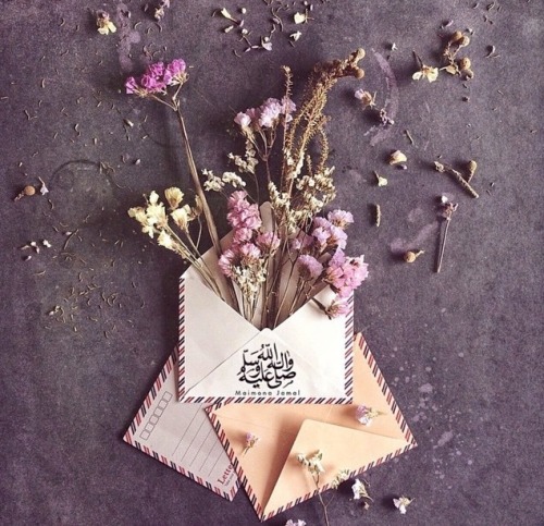 ebtesamah32:  💌 الحُب :  هو أبو بكر يضربُه كفار قريش ، ويعلوهُ الفاسقُ عتبة بن ربيعة بنعلين مخصوفتين على وجهه فيُغشى عليه ، فلما أفاق قال : ما فعل