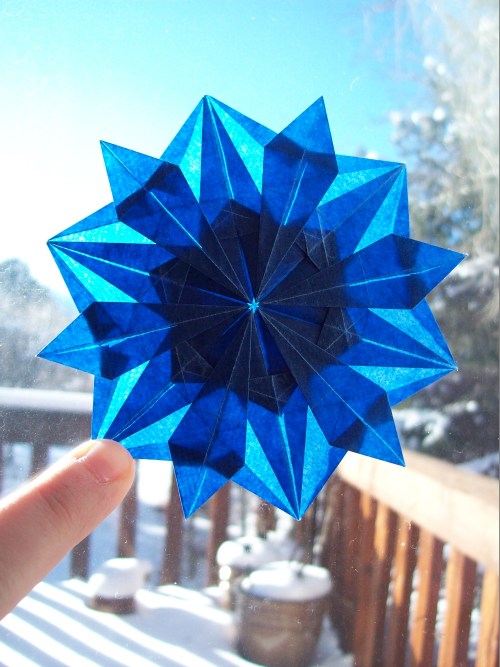 “Snowflake” designed by Dáša Ševerová.Folded by Annalisa on a hexagon cut from a 20 cm square of gla