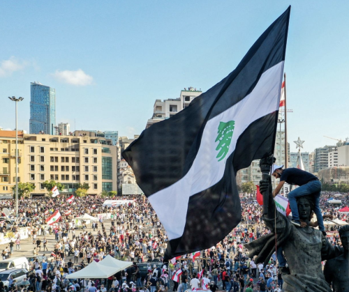 The Lebanese flag, with the red stripes replaced by black ones, hanging from the Martyrs&rsquo; Monu