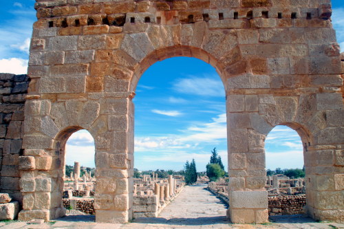 classicalmonuments:Antonine Gate Sbeitla, tunisia139 CEThe arch is leading into the open courtyard o