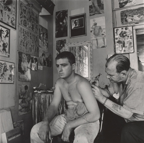 emigrejukebox:    Danny Lyon: Bill Sanders, Tattoo Artist, Houston, Texas, 1968