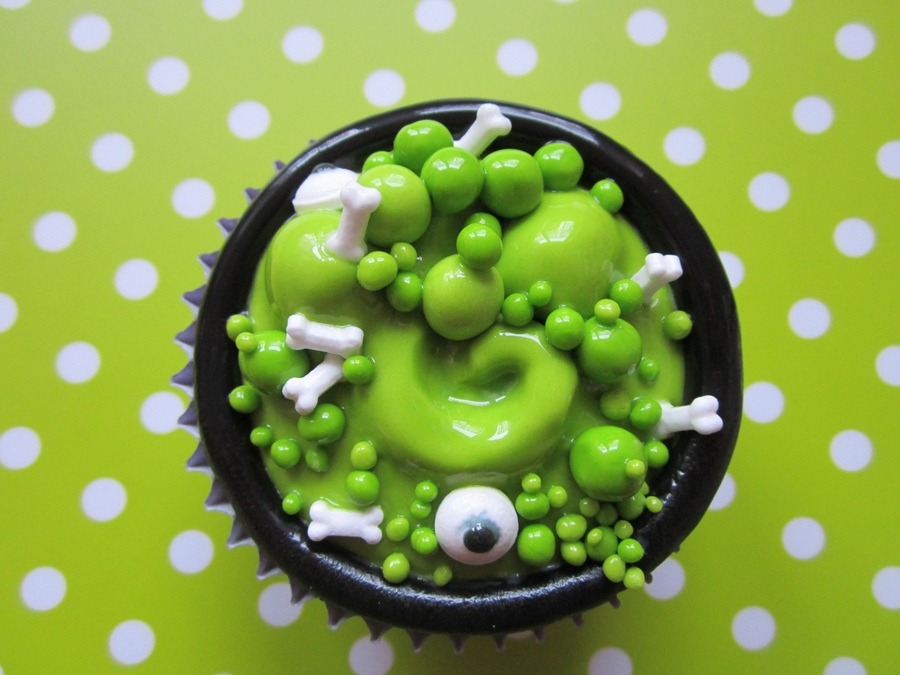 thecakebar:  Gorgeous Halloween Fondant Cupcakes 