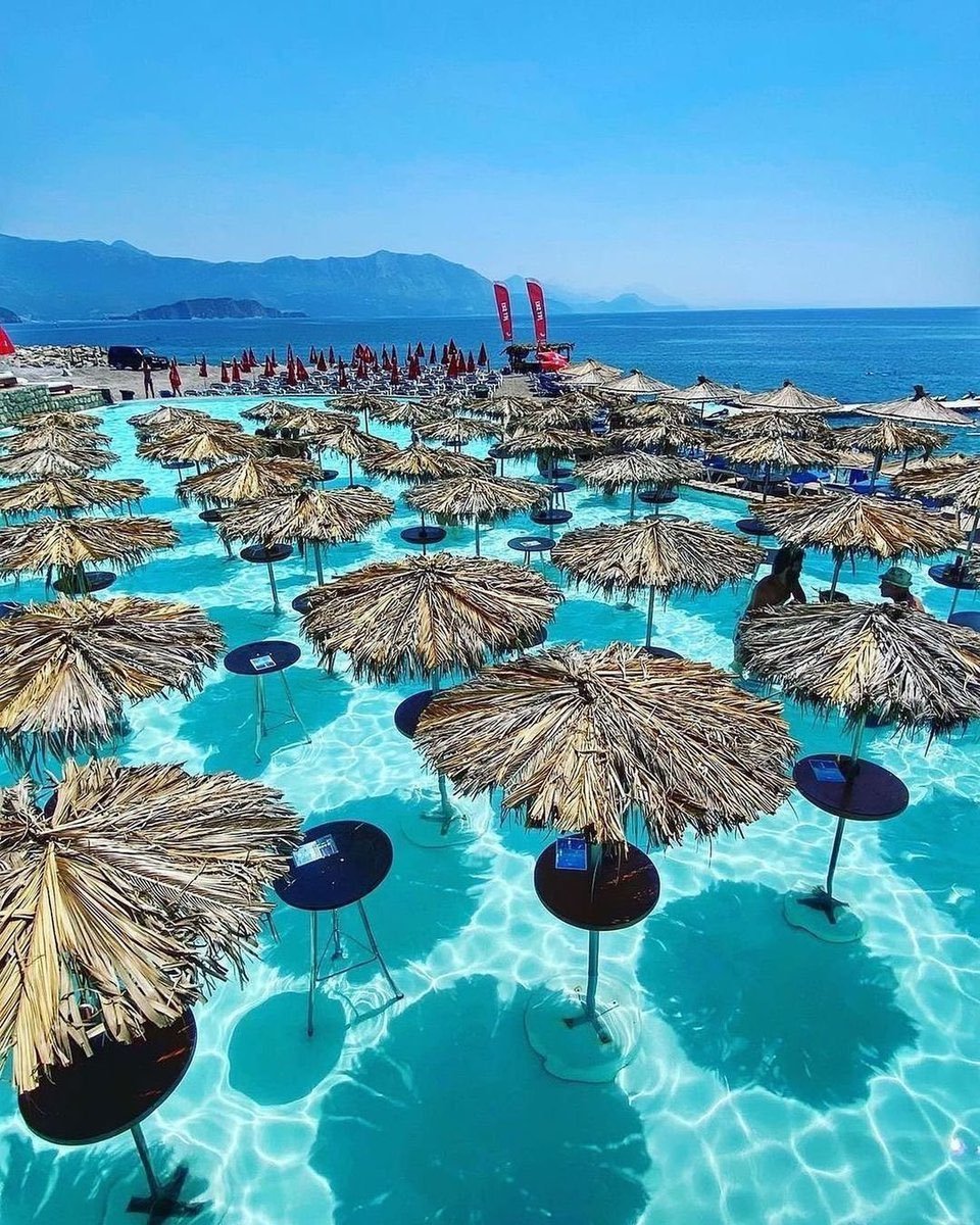Kokteyl plajı. Montenegro,...
