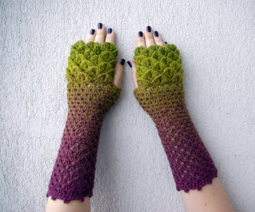 sosuperawesome:  Dragon arms from Etsy shop mareshop  Browse more curated gloves or dragons So Super Awesome is also on Facebook, Twitter and Pinterest 