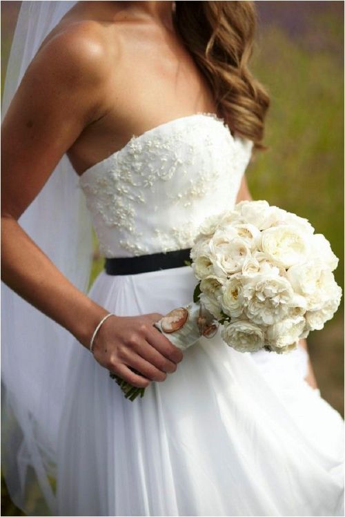 wedding-dresses-paradise: classic bridal look with black belt and white bouquet | Image by Blumentha