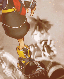 358daysandahalf:  I really wish we could see more of Roxas than Sora…. 
