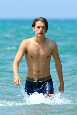 shirtlessmalecelebs:  Cole Sprouse