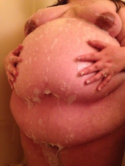 almostimmobile: pregnantbbw:  Shower-35 weeks.