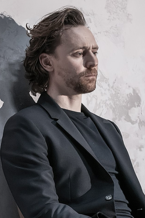 fluturojdallandyshia:Tom Hiddleston as Robert in Betrayal.1) I wish that I could say I did not emit 