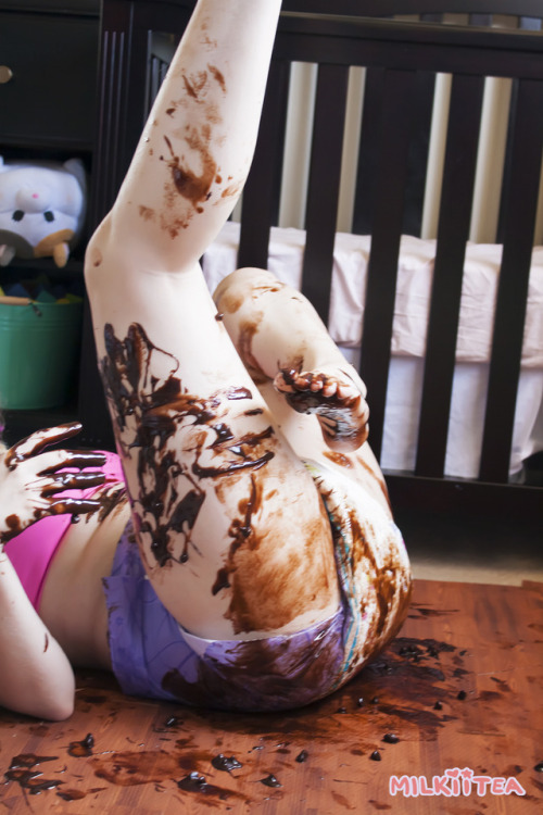 rogueabdl: milkiitea:Daddy let me make brownies :D I think I ended up getting more on myself then in