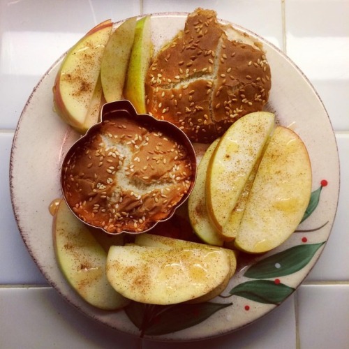 #TBT to my cute pumpkin sammiches it’s almost time to bust this cookie cutter out again! ‍ @veganvar