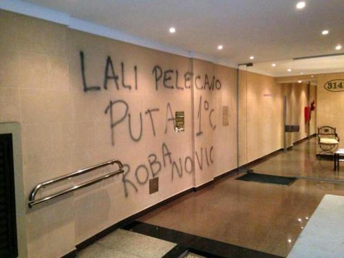 jaidefinichon:     creo q le robaron el novio.. 