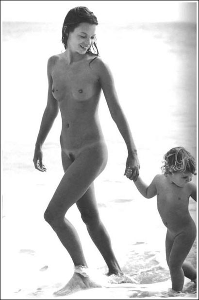 famous-nsfw-tub:  Kate Moss in black and white. 