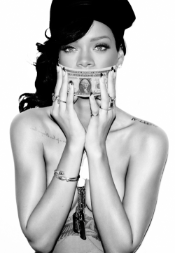 smokeandseries:  Rihanna.