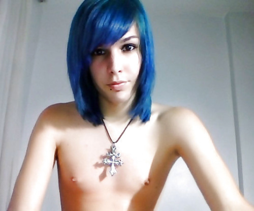 boys2girls:  I find blue hair so sexy - is there something wrong with me (I know the answer to that)