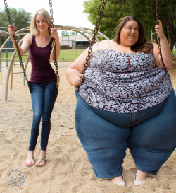 Bigpiggies:  Debu-Debu-Debu:  Boberry X2 :3   Wow That Girl On The Left Really Needs