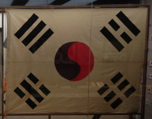 Here are a couple of historical relics for 광복절. The top photo shows the flag used in 1923 by the leg