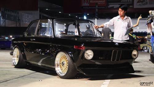 killa-kelly:  stance-world:  Love this BMW 2002!  Oh my gawd