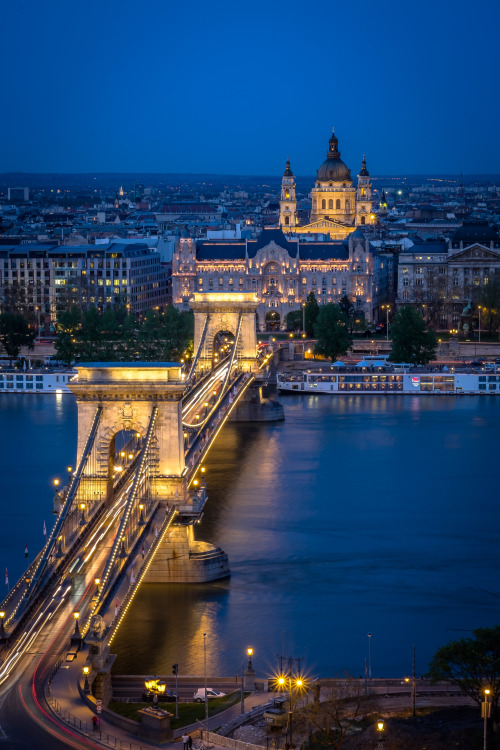 mbphotograph:  Chain Bridge in Budapest, HungaryFollow me for more original travel photography- mbphotograph 
