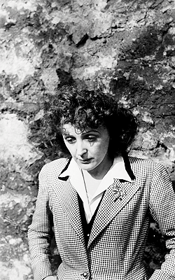 beauvelvet:  Edith Piaf photographed by Henri Cartier - Bresson in 1946 
