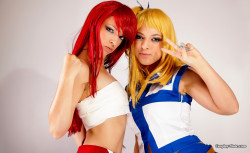 hentaifairytailx:  Erza X Lucy dans ce hentai Yuri de Fairy Tail mélangé à du Cosplay sexy de Lucy Heartfilia et Erza scarlett en mode lesb :$