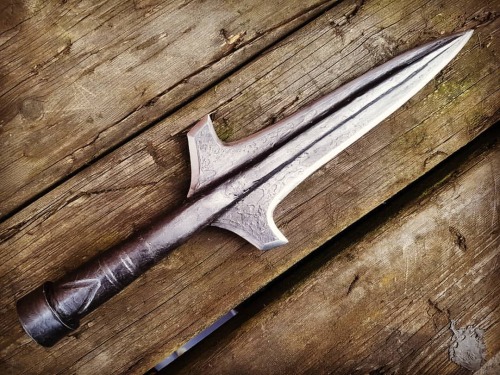 *phew* aaand this steel nugget is finished. Commissioned blacksmiths take on spear of Leonidas from 