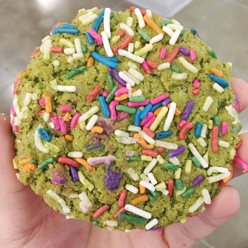 Before-lunch cookie breaks are the best kind of breaks. @covina_nyc’s matcha confetti cookie #