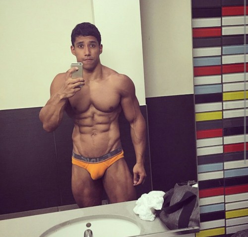 bootybootynomi: theroyalonesg:  My buddy from the USA! Say hi!  daddy