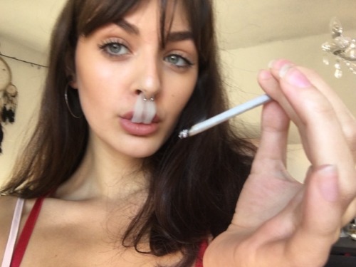 spliffbby:  Left my house today for the first time in a while lmao 😅not without smoking first tho 😉❤️