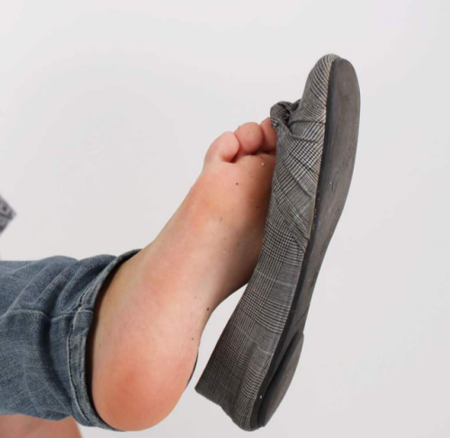 solecityusa:  In appreciation of female feet, arches, toes and soles - http://solecityusa.tumblr.com