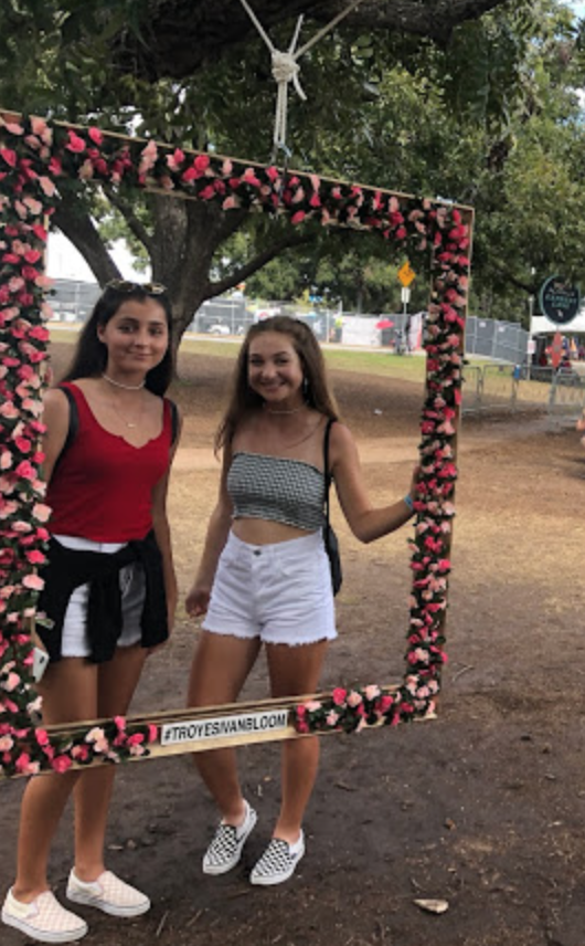 We’ve had this cute lil Bloom frame with us at some of the tour stops so I thought I’d share some photos of you guys with it!