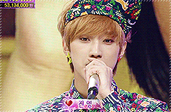 jajauma:  8/∞ All about Jung Jinyoung: The way he holds the mic   