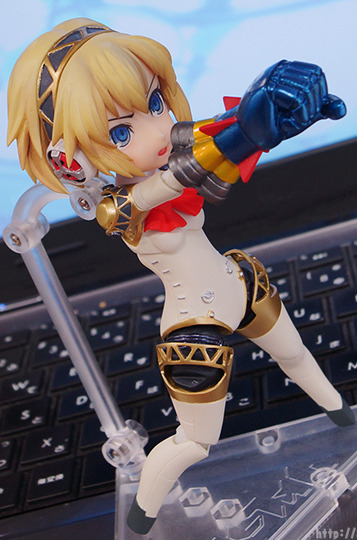 Parfom Aigis! It&rsquo;s bigger than nendoroid but smaller than figma (  ⚆