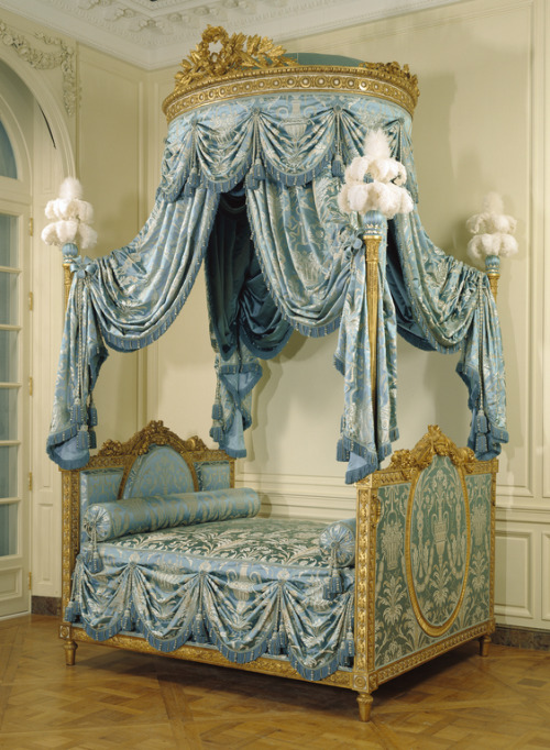 sarahs-delights:Bed (Lit à la polonaise), Unknown maker.Paris, France, 1775 - 1780