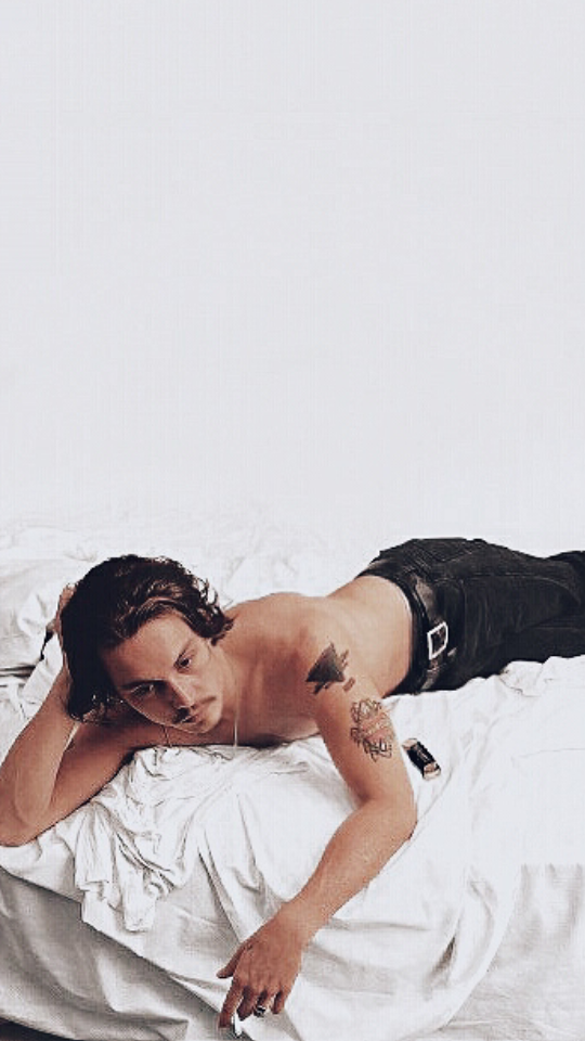 welcometothenewtime: I got lost in the sky of your fingers, I found myself in the