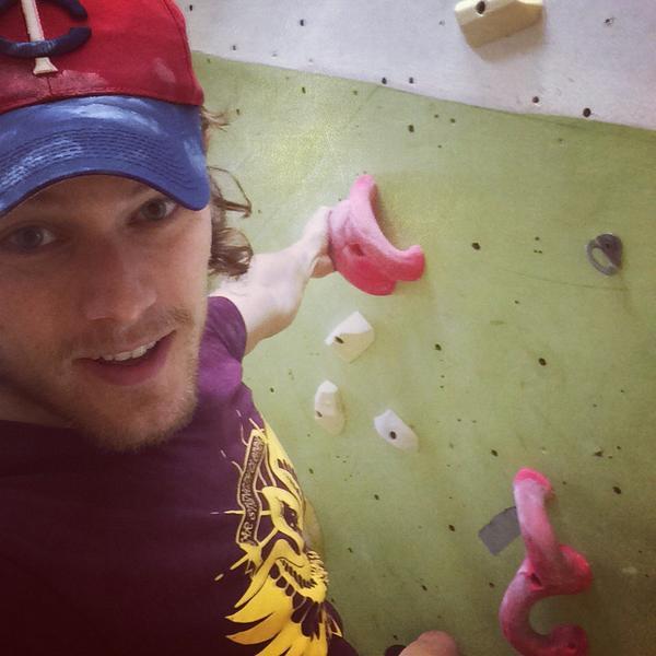 “ Hoping the @BearStrength t shirt stops me from falling!!! #climbing #TeamBearStrength pic.twitter.com/Ni90lsxm4N
— Sam Heughan (@Heughan) September 15, 2014”
Sam in a ballcap. *thud*