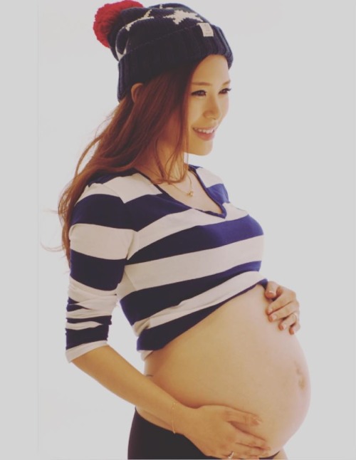 pregnantasianperfection:Saori baby….love your tummy ;) 紗緒里：「X先生，我想你應該要開始為我們的孩子準備一個名字。」Saori: 