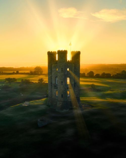 BROADWAY TOWER, WORCESTERSHIRE.Credits: www.instagram.com/p/CFhkZhRjjqN/?utm_source=ig_web_b