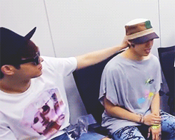 g-y-u:  { Sunggyu being Sunggyu 16/∞}         ↳  Casually petting Dongwoo during an interview  