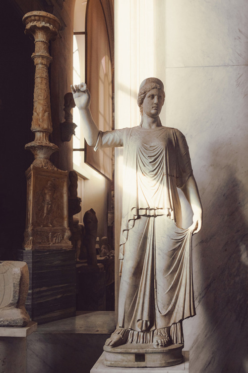 2seeitall:Ancient Roman statue, The Gallery of the Candelabra, Pio Clementino Museum, Vatican 