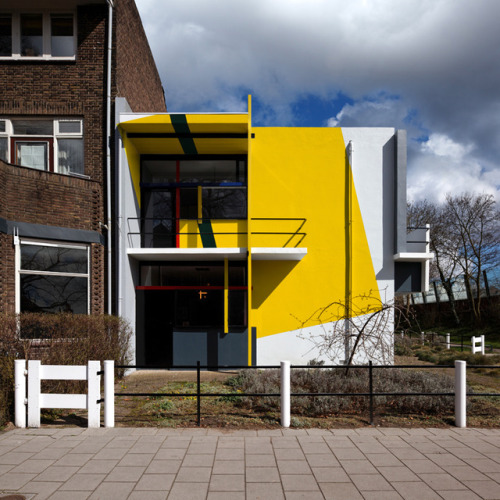 (via xavier delory envisions a new de stijl icon with the ‘rietveld van doesburg house’)