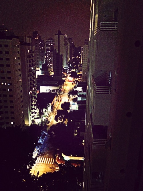 youmakemefeel-likealittlegirl:  Street of São Paulo at night
